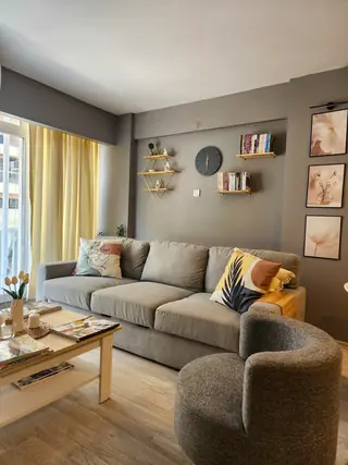 Sirius Psikoloji İzmir ofisindeki bekleme ve oturma alanı
